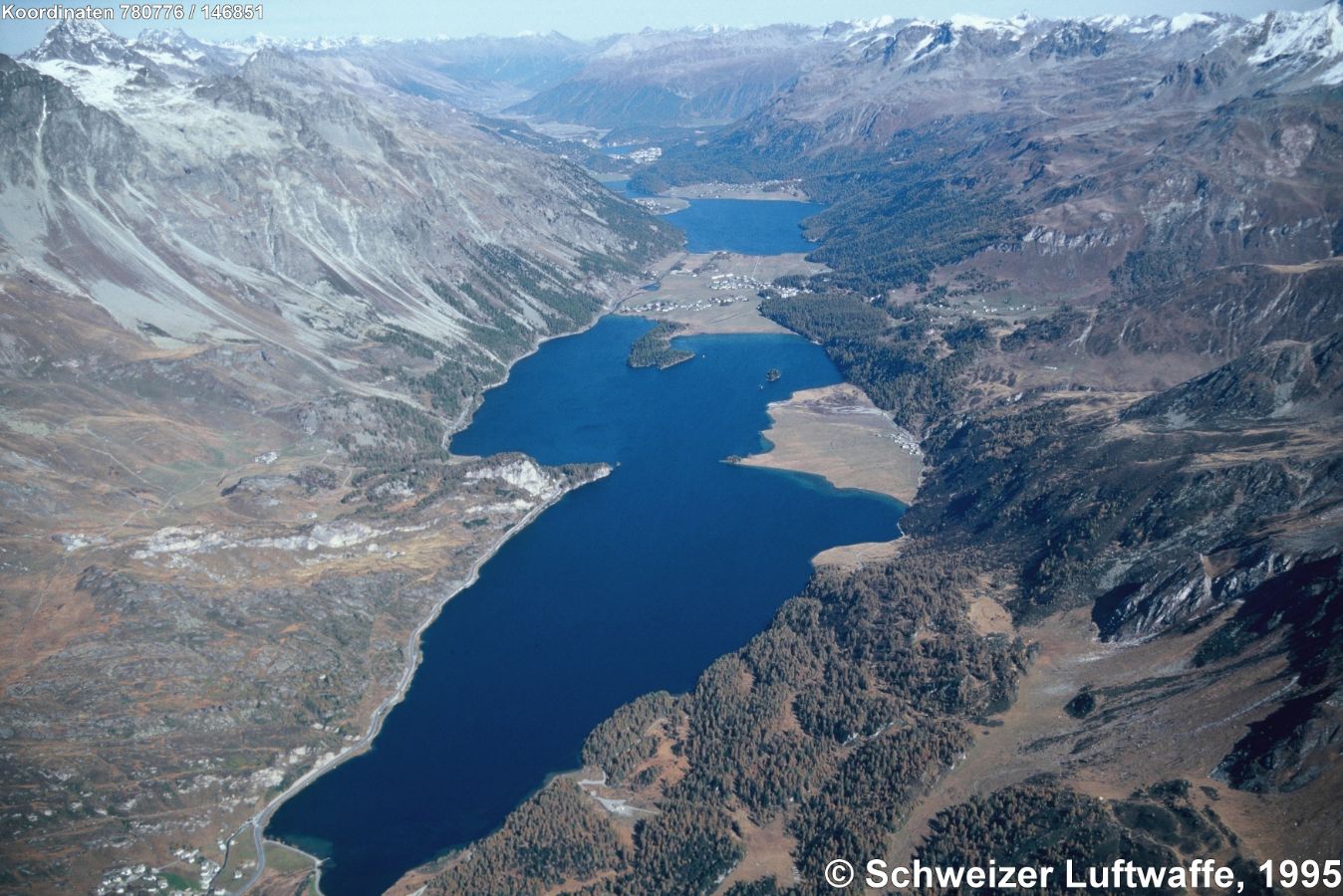 Oberengadin, Blick Richtung Ost. Im Vordergrund: 'Lej da Segl' (Silsersee). Zweiter See Richtung Ost: 'Lej da Silvaplana'. Siedlung zwischen den Seen: Sils/Segl i.E. Stadt hintere Bildmitte: St. Moritz/S.Murezzan.